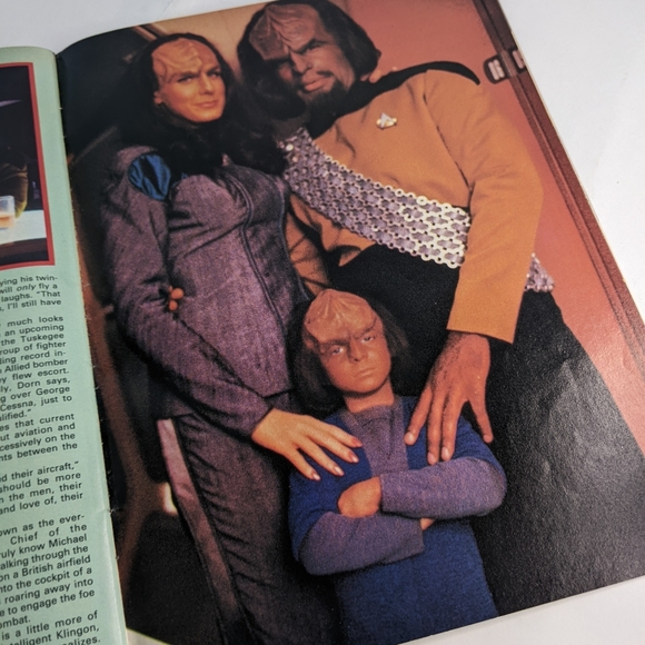1990 Star Trek Next gen magazine Featuring Worf and family - Picture 7 of 7